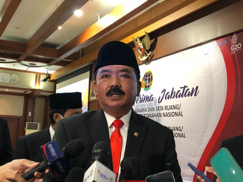 Menteri Agraria dan Tata Ruang/Kepala Badan Pertanahan Nasional (ATR/BPN) Marsekal TNI (Purn) Hadi Tjahjanto saat memberikan keterangan pers usai acara serah terima jabatan di Kantor Kementerian ATR/BPN, Jakarta, Rabu (15/6/2022).