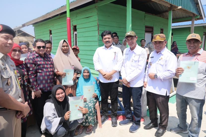 Menteri Agraria dan Tata Ruang/Kepala Badan Pertanahan Nasional (ATR/BPN), Hadi Tjahjanto menyerahkan Sertifikat kepada masyarakat Suku Bajo yang ada di Desa Anaiwoi, Kabupaten Kolaka, Sulawesi Tenggara pada Rabu (15/11/2023).