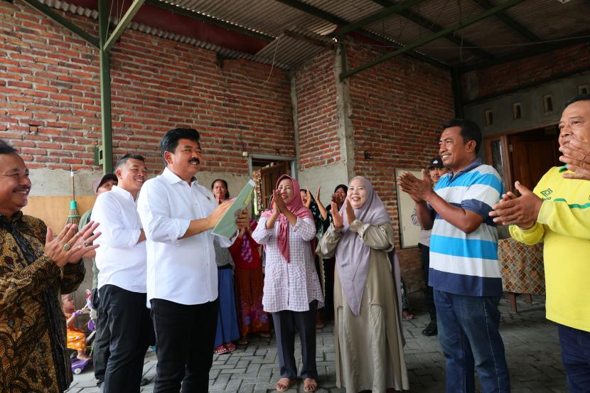 Menteri Agraria dan Tata Ruang/Kepala Badan Pertanahan Nasional (ATR/BPN), Hadi Tjahjanto menyerahkan sertifikat hak tanah kepada korban Lumpur Lapindo. 