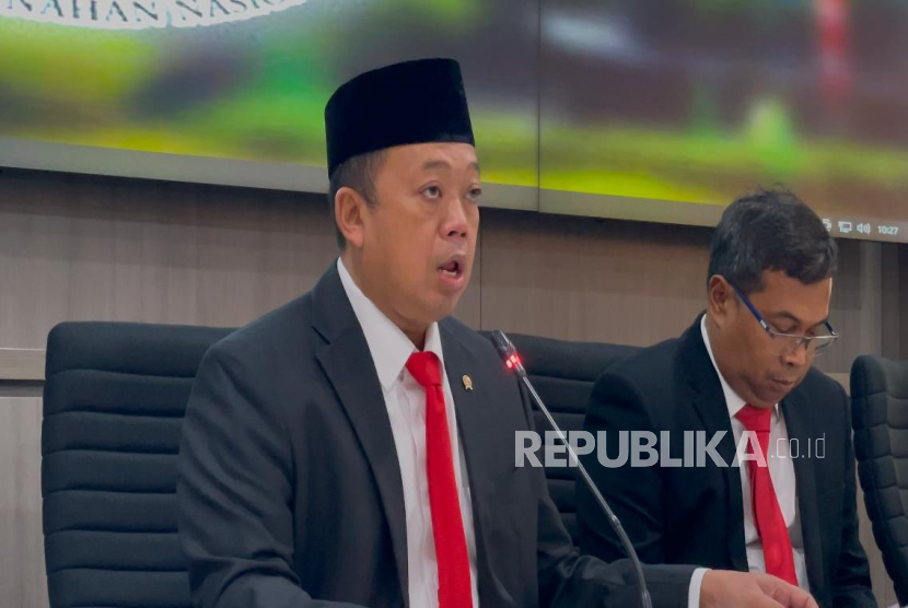 Menteri Agraria dan Tata Ruang/Kepala Badan Pertanahan Nasional (ATR/BPN) Nusron Wahid saat konferensi pers di Kantor Kementerian ATR/BPN, Jakarta, Senin (20/1/2025).