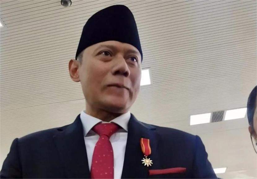 Menteri Agraria dan Tata Ruang/Kepala Badan Pertanahan Nasional (BPN) sekaligus Ketua Umum Partai Demokrat Agus Harimurti Yudhoyono menjawab pertanyaan wartawan saat tiba di Kompleks Parlemen, Senayan, Jakarta, Ahad (20/10/2024).