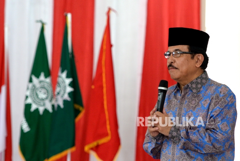 Menteri Agraria Sofyan Djalil memberikan paparan usai penandatanganan nota kesepahaman disela Tanwir Muhammadiyah, Islamic Center Ambon, Maluku, Jumat (24/2). 