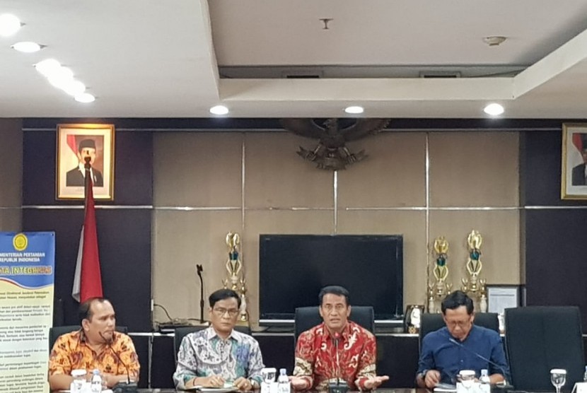 Menteri Amran Sulaiman dan Dirjen Peternakan dan Keswan I Ketut Diarmita memimpin rapat satgas pangan di kantor Kementan Jakarta