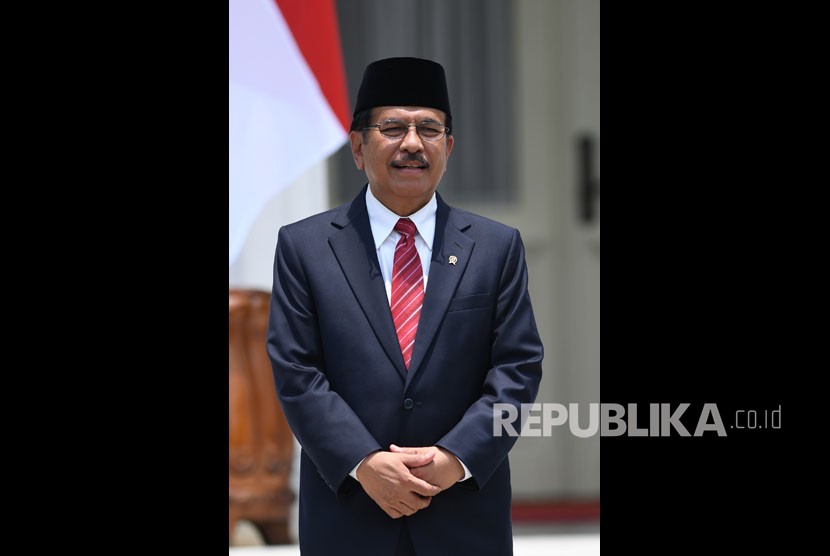 Menteri ATR/Kepala BPN Sofyan Djalil bersiap mengikuti foto bersama seusai pelantikan menteri Kabinet Indonesia Maju di Beranda Halaman Istana Merdeka, Jakarta, Rabu (23/10/2019).