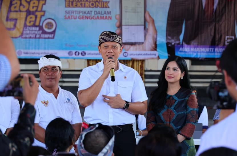 Menteri ATR/BPN Agus Harimurthi Yudhoyono meninjau pelayanan LaserJet untuk sertifikat rumah di Badung, Bali, Kamis (13/6/2024).