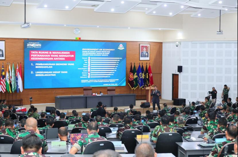 Menteri ATR/BPN, Agus Harimurti Yudhoyono (AHY) memberikan ceramah pembekalan kepada Pasis Dikreg LII Sesko TNI, di Gedung Graha Widya Adibrata Sesko TNI, Bandung