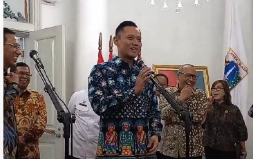 Menteri ATR/BPN Agus Harimurti Yudhoyono (AHY) memberikan keterangan perihal nostalgia pengalamannya berkontestasi dalam pilgub DKI Jakarta 2017, di Bale Kota DKI Jakarta, Selasa (2/4/2024). Sebelumnya, di hadapan para hadirin, AHY sempat nostalgia soal pengalaman maju sebagai cagub DKI Jakarta.   Dalam momen itu, AHY juga menyatakan akan menyiapkan kader untuk menteri dalam pemerintahan baru mendatang. 