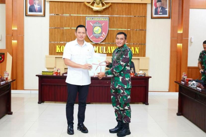 Menteri ATR/BPN Agus Harimurti Yudhoyono (AHY) menyerahkan dua Sertifikat Hak Pakai yang diperuntukkan bagi Markas Komando Gabungan Wilayah Pertahanan (Kogabwilhan) II di Kabupaten Kutai Kartanegara. 