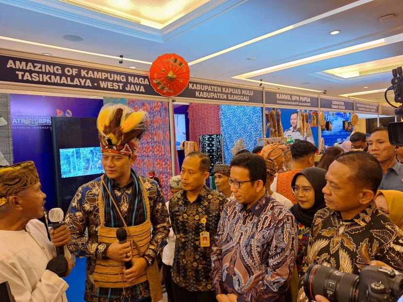 Menteri ATR/BPN Agus Harimurti Yudhoyono (AHY) meresmikan Ekshibisi Tanah Ulayat yang di The Trans Luxury Hotel, Bandung, Rabu malam (4/9/2024). 