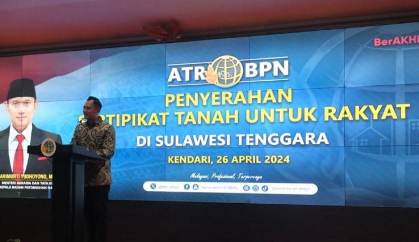 Menteri ATR/BPN Agus Harimurti Yudhoyono saat menyerahkan sertifikat gratis secara simbolis pada 300 masyarakat di Kendari, Jumat (26/4/2024) malam WITA.