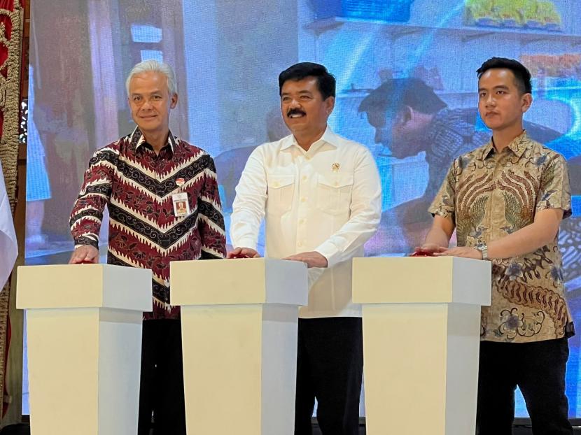 Menteri ATR/BPN Hadi Tjahjanto bersama Gubernur Jateng Ganjar Pranowo dan Wali Kota Solo Gibran Rakabuming meresmikan solo sebagai Kota Lengkap ke-5, Rabu (10/5/2023).
