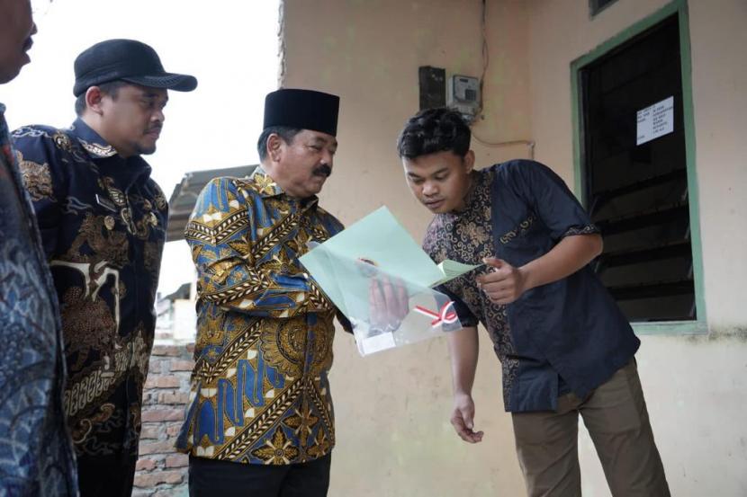 Menteri ATR/BPN Hadi Tjahjanto dan Wali Kota Medan membagikan sertifikat rumah ibadah.