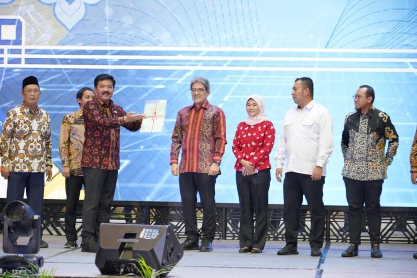 Menteri ATR/BPN Hadi Tjahjanto menyerahkan Sertifikat Hak Pengelolaan kepada Badan Otorita Ibukota Negara Nusantara (BOIKN), Kamis (3/8/2023).