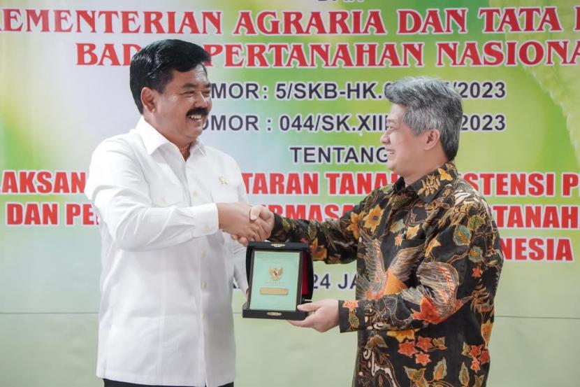 Menteri ATR/BPN Hadi Tjahjanto saat memberikan sertifikat rumah ibadah.