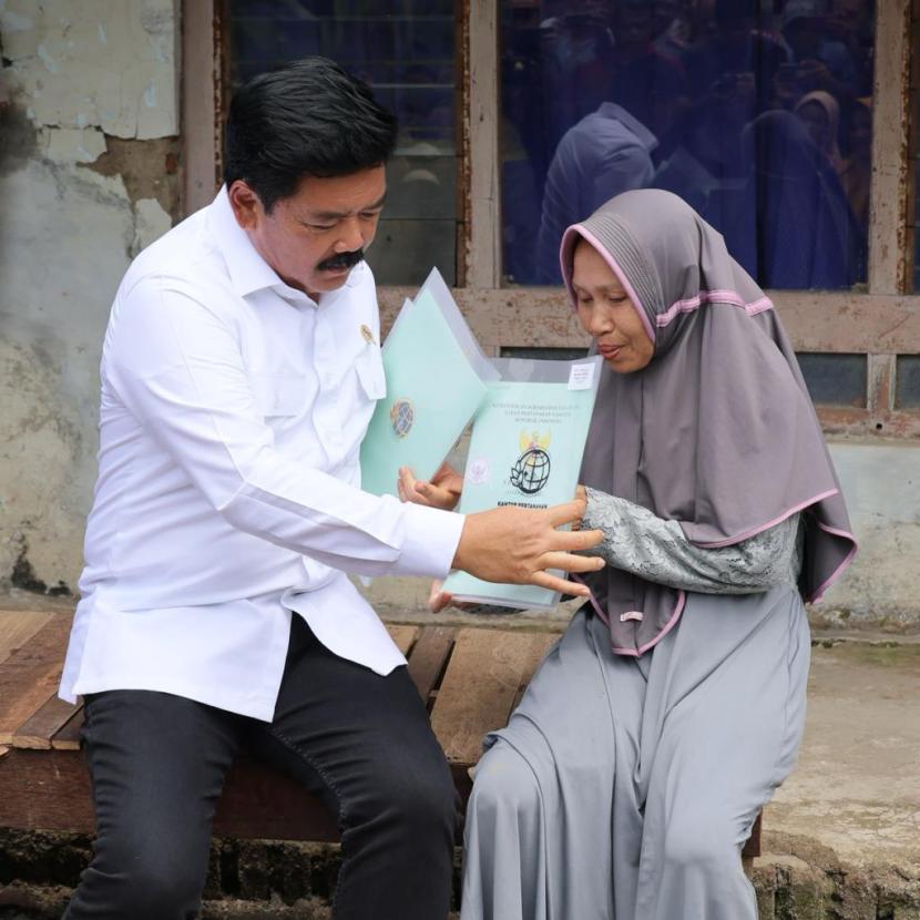 Menteri ATR/BPN Hadi Tjahjanto saat menyerahkan sertifikat tanah ke warga di Pekalongan