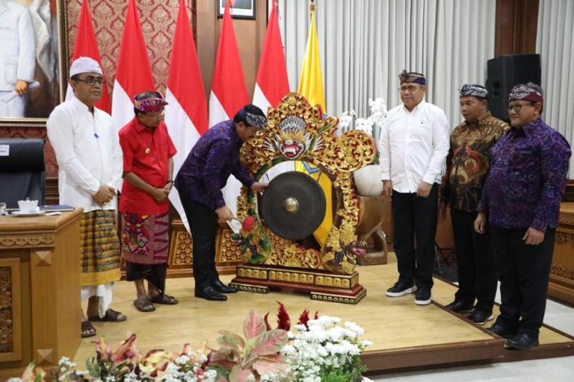 Menteri ATR/BPN, Hadi Tjahjanto, secara resmi meluncurkan Kantor Pertanahan Kota Denpasar Bali sebagai Kota Lengkap. 