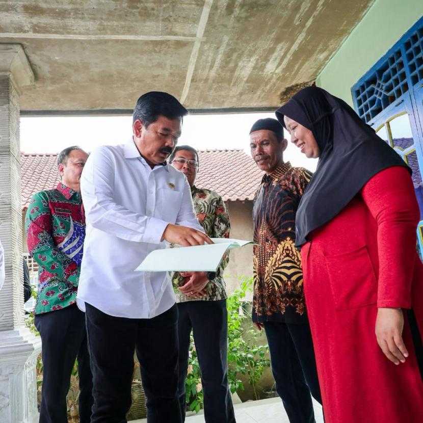 Menteri ATR/BPN menyerahkan sertifikat ke warga di Pesawaran, Lampung.