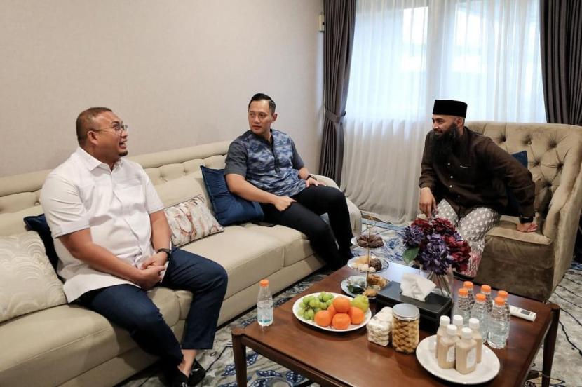 Menteri ATR/Kepala BPN Agus Harimurti Yudhoyono (AHY) mengundang Ustadz Syafiq Riza Basalamah ceramah di rumah dinas menteri kawasan Widya Chandra, Jakarta Selatan, Sabtu (8/6/2024). 