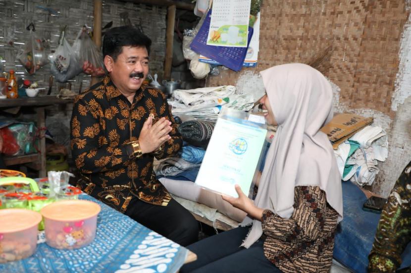 Menteri ATR/Kepala BPN, Hadi Tjahjanto melakukan kunjungan kerja ke Desa Kedali, Kecamatan Pucuk, Kabupaten Lamongan untuk menyerahkan 15 Sertipikat Hak Milik hasil dari Program PTSL secara door to door langsung ke rumah warga.