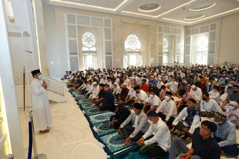 Menteri Badan Usaha Milik (BUMN) Erick Thohir melakukan shalat Idul Fitri di Masjid At-Thohir, Cimanggis, Depok, Jawa Barat, Senin (2/5).
