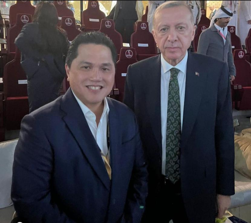 Menteri Badan Usaha Milik Negara (BUMN) Erick Thohir berfoto dengan Presiden Turki Recep Tayyip Erdogan di Stadion Lusail, Qatar pada Ahad (18/12/2022).