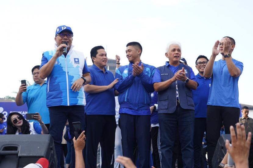 Menteri Badan Usaha Milik Negara (BUMN) Erick Thohir bersama Ketua Umum PAN Zulkifli menghadiri acara Senam Sehat Birukan Langit Indonesia yang diselenggarakan Partai Amanat Nasional (PAN) di Kota Bandung, Jawa Barat, Ahad (19/2/2023).