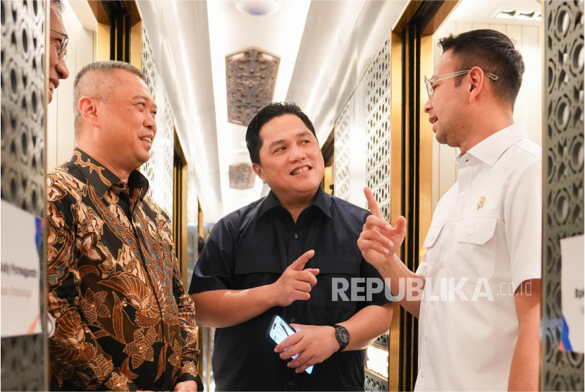 Menteri Badan Usaha Milik Negara (BUMN) Erick Thohir bersama Menteri Perhubungan Dudy Purwagandhi, Direktur Utama PT KAI (Persero) Didiek Hartantyo, dan Utusan Khusus Presiden untuk Pembinaan Generasi Muda dan Pekerja Seni Raffi Ahmad, melakukan uji coba perjalanan kereta langsung tanpa transit dari Stasiun Gambir, Jakarta, menuju Stasiun Semarang Tawang.