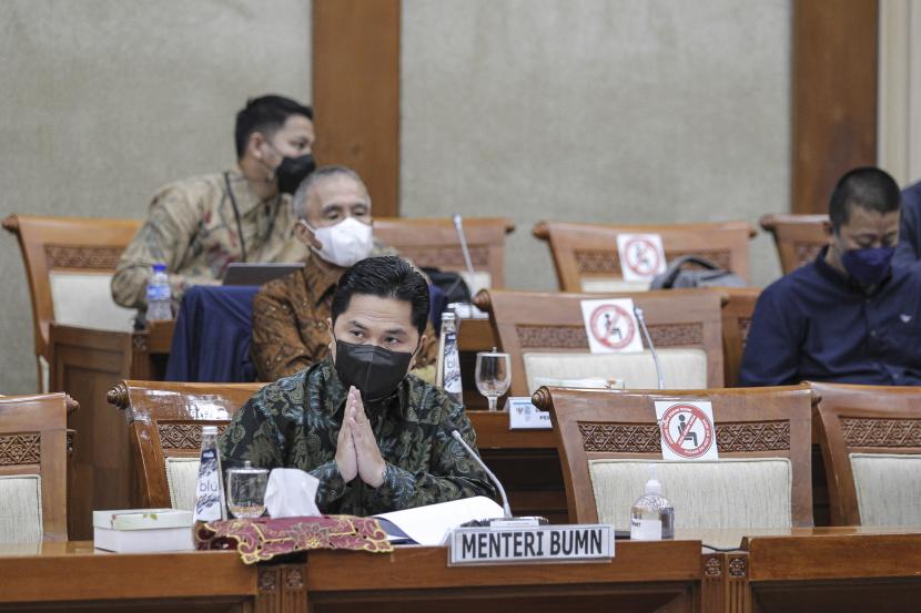 Menteri Badan Usaha Milik Negara (BUMN) Erick Thohir bersiap mengikuti rapat kerja dengan Komisi VI DPR di Kompleks Parlemen, Senayan, Jakarta.