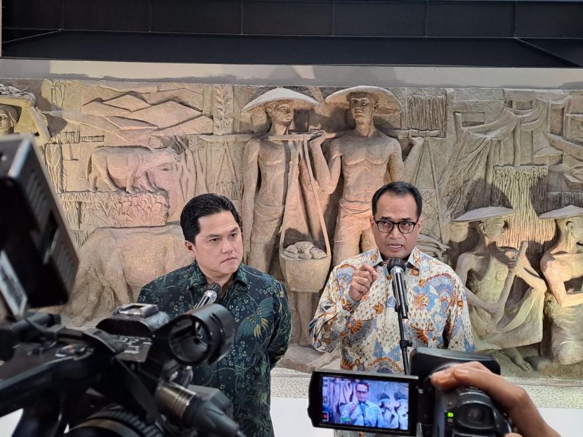 Menteri Badan Usaha Milik Negara (BUMN) Erick Thohir dan Menteri Perhubungan Budi Karya Sumadi menjelaskan mengenai potensi Bandara Kualanamu setelah dikelola oleh PT Angkasa Pura Aviasi, Kamis (7/7/2022). 