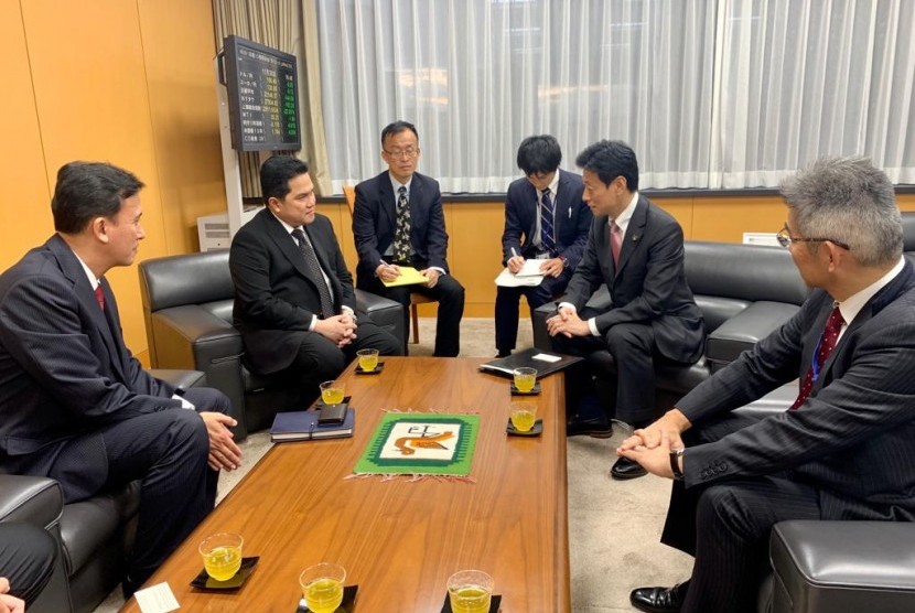 Menteri Badan Usaha Milik Negara (BUMN) Erick Thohir melakukan pertemuan dengan Yasutoshi Nishimura, Menteri Negara Urusan Ekonomi dan Fiskal Jepang, di sela kunjungan kerjanya ke Tokyo. 