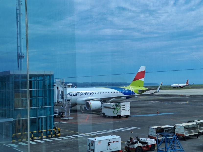 Operasional penerbangan berjadwal reguler Pelita Air Services rute Jakarta-Denpasar di Bandara Internasional Soekarno-Hatta, Banten (ilustrasi) 