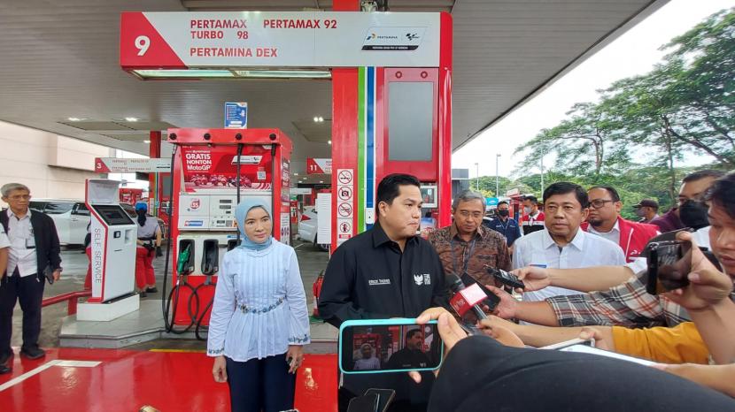Menteri Badan Usaha Milik Negara (BUMN) Erick Thohir memberikan keterangan pers kepada media di SPBU Pertamina di Jakarta, Selasa (3/1/2023). Pertamina melakukan penyesuaian harga BBM nonsubsidi untuk produk Pertamax, Pertamax Turbo,  Dexlite, dan Pertamina Dex.