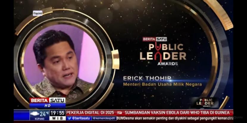Menteri Badan Usaha Milik Negara (BUMN), Erick Thohir menerima penghargaan dalam Public Leader Awards yang diselenggarakan Beritasatu Media Holdings di Jakarta, Selasa (23/2).