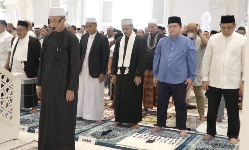 Menteri Badan Usaha Milik Negara (BUMN) Erick Thohir mengikuti Sholat Idul Fitri di Masjid At Thohir, Depok, Jawa Barat.