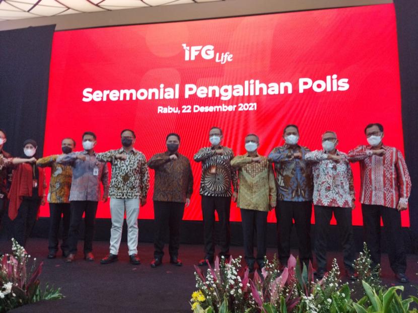 Menteri Badan Usaha Milik Negara (BUMN) Erick Thohir menyaksikan proses pengalihan polis nasabah eks PT Asuransi Jiwasraya (Jiwasraya) kepada PT Asuransi Jiwa IFG (IFG Life) di Jakarta, Rabu (22/12).