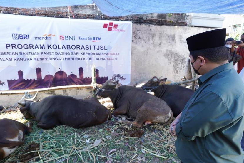 Menteri Badan Usaha Milik Negara (BUMN) Erick Thohir menyalurkan ratusan ekor sapi kurban bagi masyarakat Jawa Timur. Simbolis penyerahan dilakukan di Masjid Tholabah, Surabaya, Jawa Timur, Sabtu (9/7)