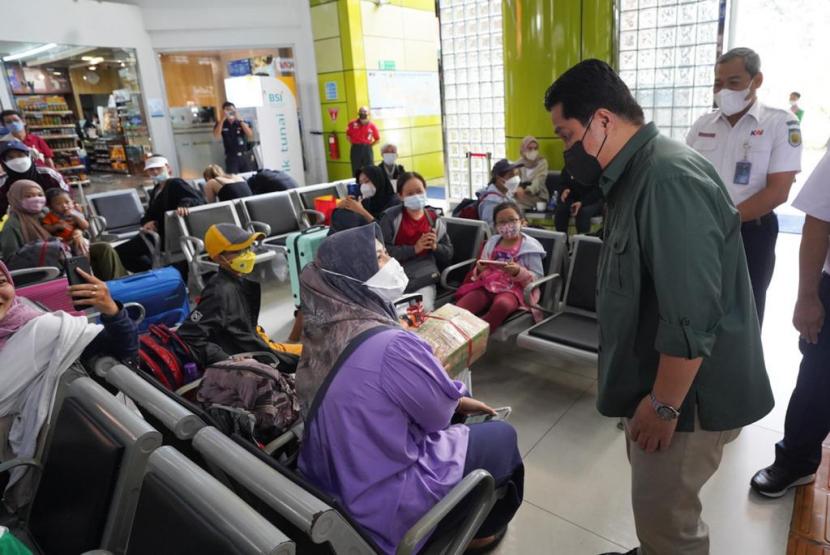 Menteri Badan Usaha Milik Negara (BUMN) Erick Thohir saat mengunjung Stasiun Gambir, Jakarta (25/6/2022).