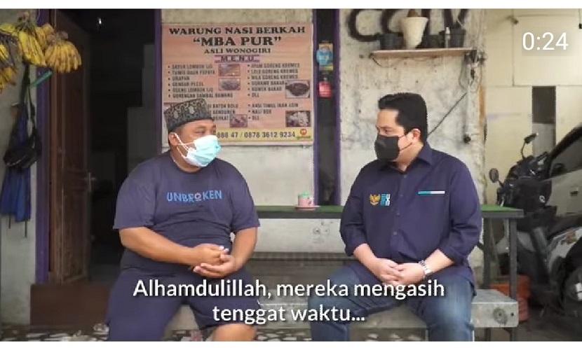Menteri Badan Usaha Milik Negara (BUMN) Erick Thohir sedang berbincang dengan pemilik usaha pisang goreng tanduk atau kepok Berkah Mbak Pur, Bromo Srengseng, Jakarta Barat. 