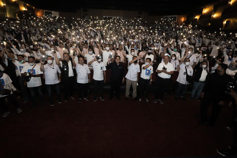 Minister of State Owned Enterprises (BUMN) Erick Thohir (center) takes a picture together with BRI Directors, agents, and BRI workers in East Java Province.