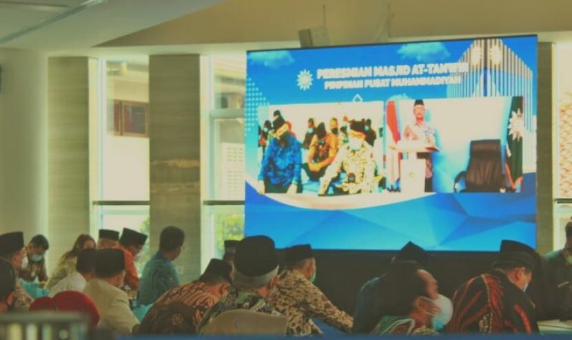 Menteri Badan Usaha Milik Negara (BUMN), Erick Thohir turut hadir dan memberikan pidato singkatnya dalam peresmian Masjid At-Tanwir di Kompleks Gedung Pusat Dakwah Muhammadiyah, Jakarta Pusat pada Kamis (11/3). 