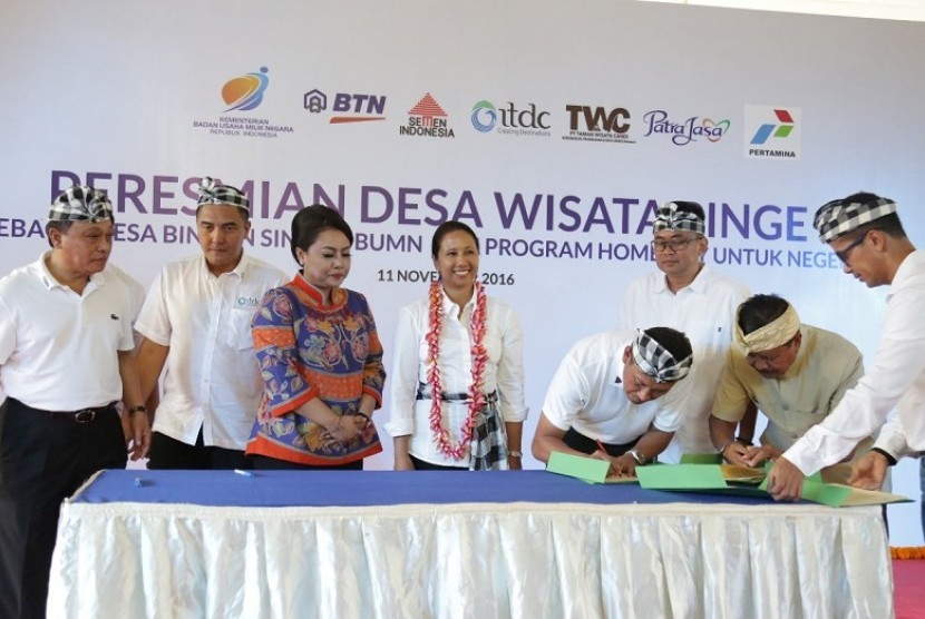 Menteri Badan Usaha Milik Negara (BUMN) Republik Indonesia, Rini Mariani Soemarno (keempat dari kanan) bersama Bupati Tabanan Ni Putu Eka Wiryastuti (ketiga dari kiri) menyaksikan penandatanganan nota kesepakatan peresmian Desa Pinge sebagai Desa Wisata Bi