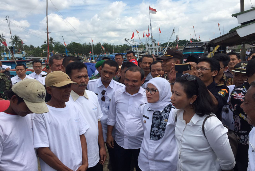 Menteri Badan Usaha Milik Negara (BUMN) Rini M. Soemarno melakukan kunjungan kerjanya ke Kabupaten Lebak pada Rabu (26/10) menyempatkan ‘blusukan’ ke Pusat Pendaratan Ikan (PPI) Binuangeun, Kecamatan Wanasalam, Kabupaten Lebak, Banten.