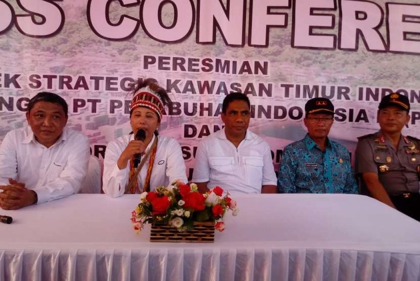 Menteri Badan Usaha Milik Negara (BUMN) Rini M. Soemarno dalam peresmian 16 proyek strategis nasional (PSN) Kawasan Timur Indonesia di Jayapura, Papua, Jumat (24/8). Seluruh proyek ini menyerap anggaran hingga Rp 2,153 triliun.