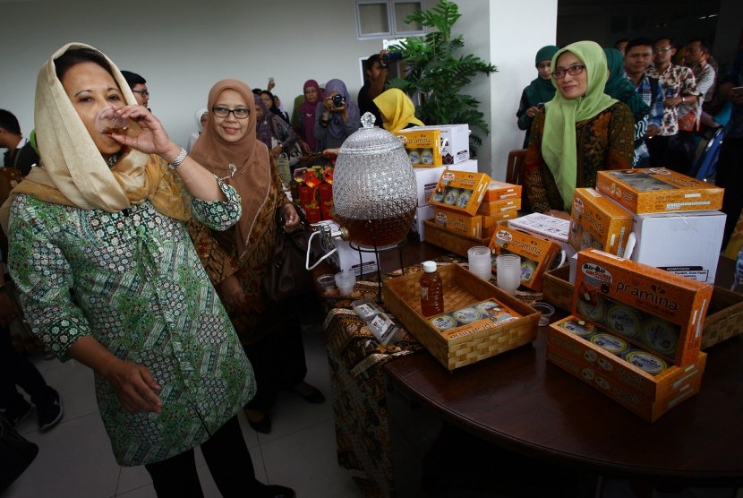 Menteri Badan Usaha Milik Negara (BUMN), Rini Soemarno (kiri) mencicipi sari salak salah satu produk umkm di Yogyakarta.