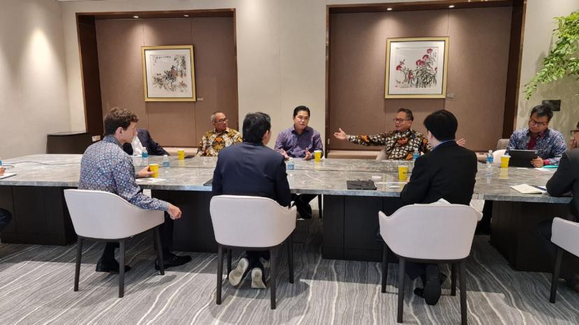 Menteri Badan Usaha Milik Negara Erick Thohir bersama pejabat dan pengusaha Singapura dalam upaya mempererat kerja sama ekonomi pada Jumat (19/2).