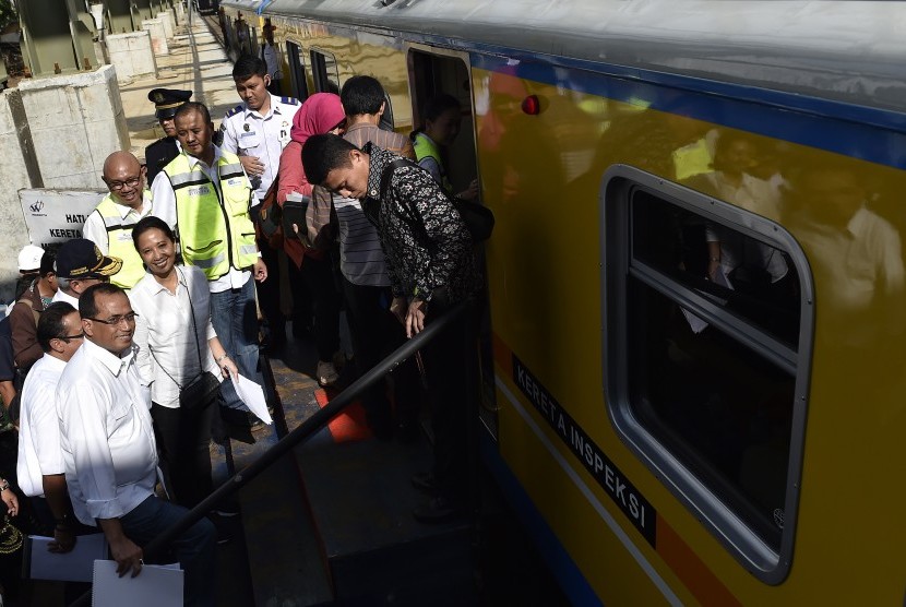 Menteri BUMN Rini Soemarno (ketiga kiri) bersama Menteri Perhubungan Budi Karya Sumadi (kedua kiri) meninjau kesiapan proyek kereta Bandara Soekarno-Hatta di Stasiun Sudirman Baru, Jakarta, Minggu (12/3). 