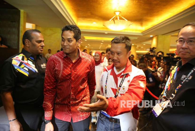 Menteri Belia dan Sukan Malaysia Khairy Jamaluddin bertemu dengan Menpora Imam Nahrawi di Kuala Lumpur, Ahad (20/8), untuk menyampaikan permintaan maaf Malaysia atas kesalahan cetak bendera merah putih dalam panduan SEA Games 2017.