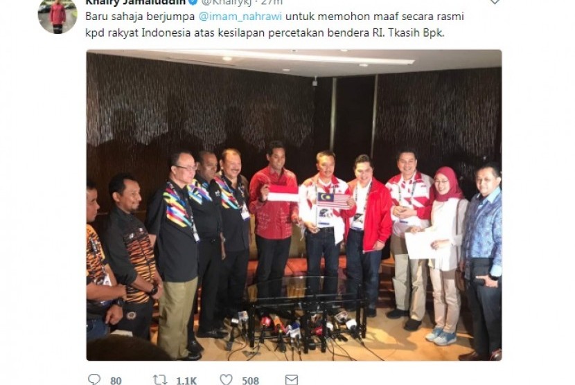 Menteri Belia dan Sukan Malaysia Khairy Jamaluddin memegang bendera Indonesia saat bertemu dengan Menpora Imam Nahrawi (memegang bendera Malaysia) untuk meminta maaf atas insiden kesalahan pemasangan bendera Indonesia dalam buku panduan SEA Games 2017.