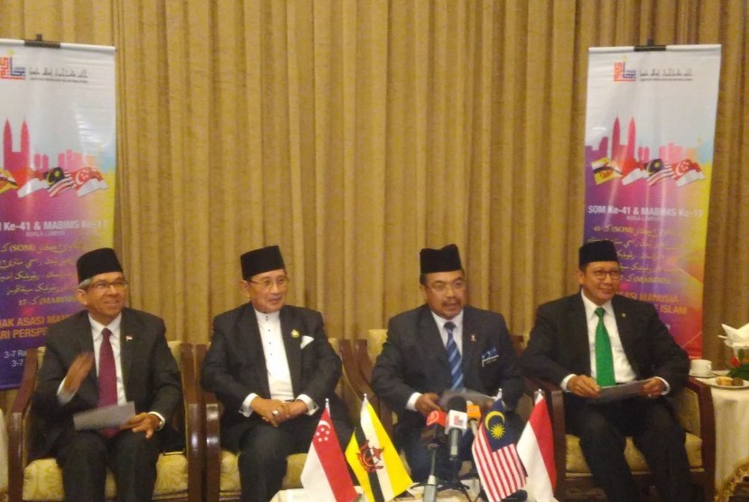 Menag Singapura Yacoob bin Ibrahim (kiri), Menteri Hal Ehwal Ugama Brunei Awang Badaruddin bin Haji Awang Othman (kedua kiri), Menag Malaysia Jamil Khir bin Haji Baharom (kedua kanan) dan Menag RI Lukman Hakim Saifuddin (kanan) dalam konferensi pers MABIMS ke-17, di Kuala Lumpur, Selasa (6/12).