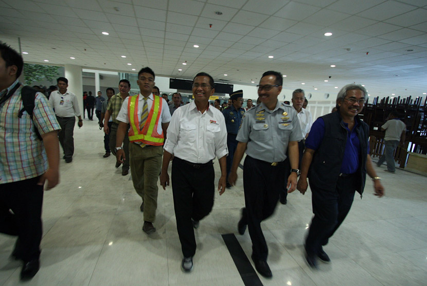  Menteri BUMN Dahlan Iskan (keempat kanan) bersama Wakil Menteri Perhubungan Bambang Susantono (kanan) meninjau Bandara Internasional Kualanamu di Deli Serdang, Sumut, Kamisi (25/7).   (Antara/Septianda Perdana)